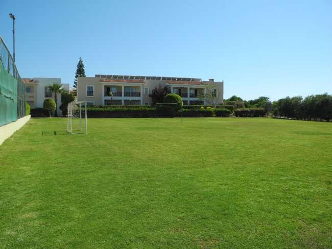 Fußballplatz auf Rasen - Hotel Aktea Beach Village - Ayia Napa Fußballplatz auf Rasen