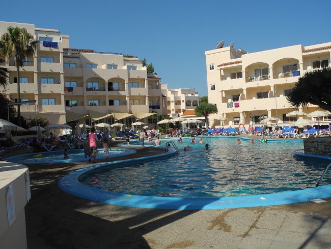 Hauptpool - Hotel Invisa Club Cala Blanca - Playa Figueral Hauptpool