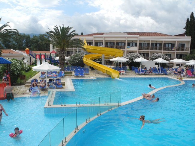 Tolle Poolanlage - Hotel Mitsis Roda Beach Resort & Spa - Roda Tolle Poolanlage