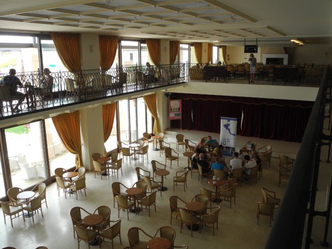 Blick in die Lobby - Hotel Mitsis Roda Beach Resort & Spa - Roda Blick in die Lobby