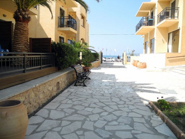 Weg zwischen den Gebäudeteilen - Hotel Atlantis Beach - Rethymnon Weg zwischen den Gebäudeteilen