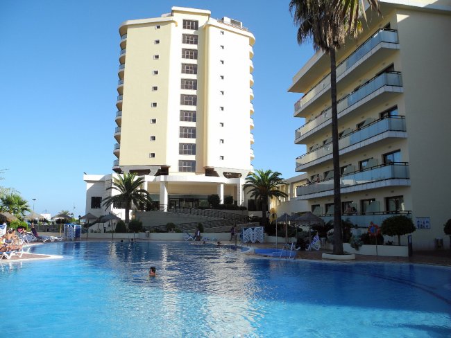 Eines der beiden Hauptgebäude - Hotel Puente Real - Torremolinos Eines der beiden Hauptgebäude