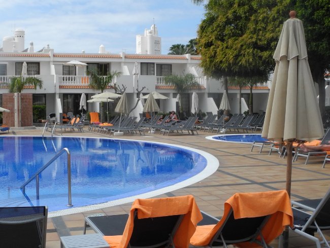 Blick über die beiden Pools - allsun Hotel Los Hibiscos - Costa Adeje Blick über die beiden Pools