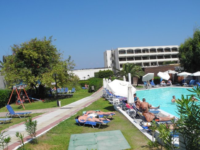 Spielplatz links - Hotel smartline Cosmopolitan - Ixia Trianta Spielplatz links