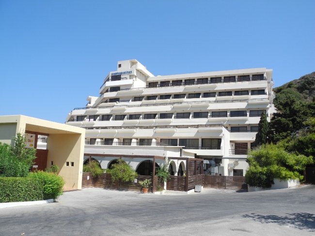 Blick vom Hotelparkplatz - Hotel smartline Cosmopolitan - Ixia Trianta Blick vom Hotelparkplatz