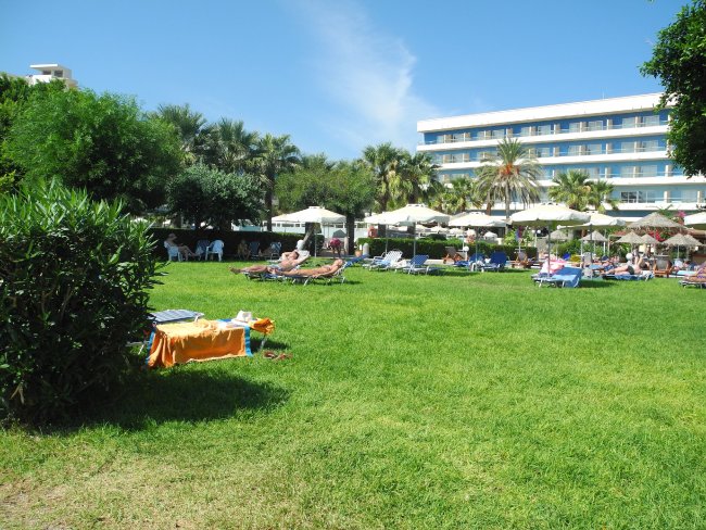 Rasenfläche - Hotel Blue Sea Beach Resort - Faliraki Rasenfläche