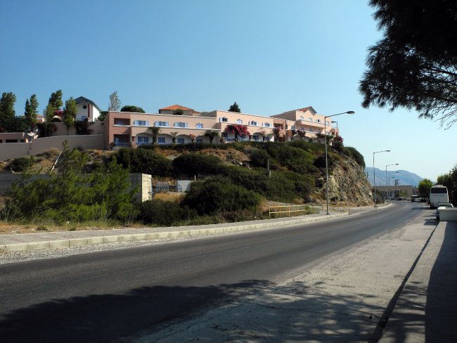 Felsen neben der Straße - Hotel Mitsis Rhodos Village & Bungalow - Kiotari Felsen neben der Straße